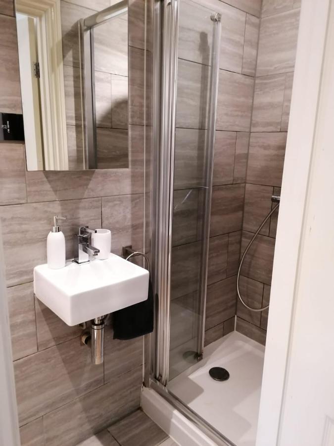 6 Bed House 3 Bathrooms Good Transport Links To London, Free Parking Екстериор снимка