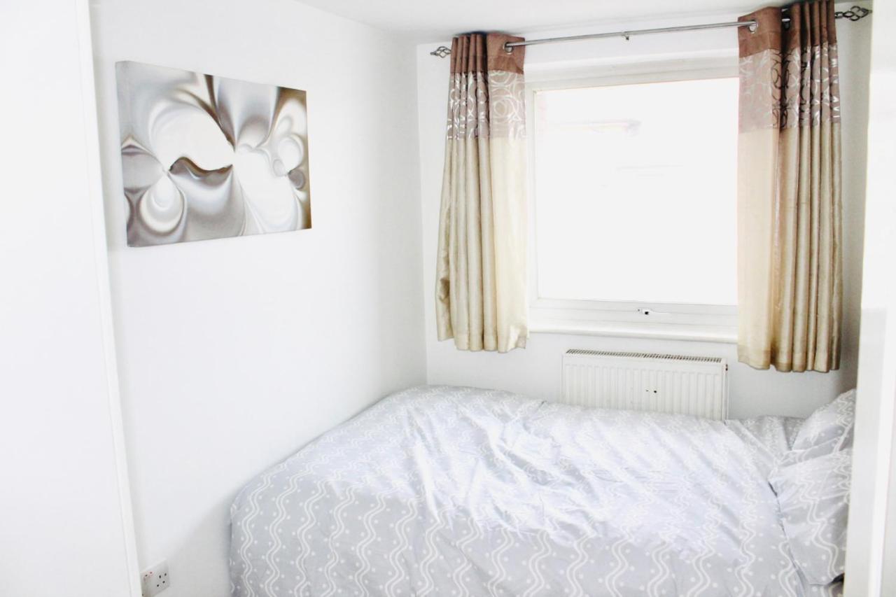 6 Bed House 3 Bathrooms Good Transport Links To London, Free Parking Екстериор снимка