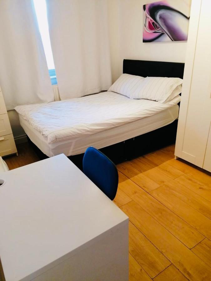 6 Bed House 3 Bathrooms Good Transport Links To London, Free Parking Екстериор снимка