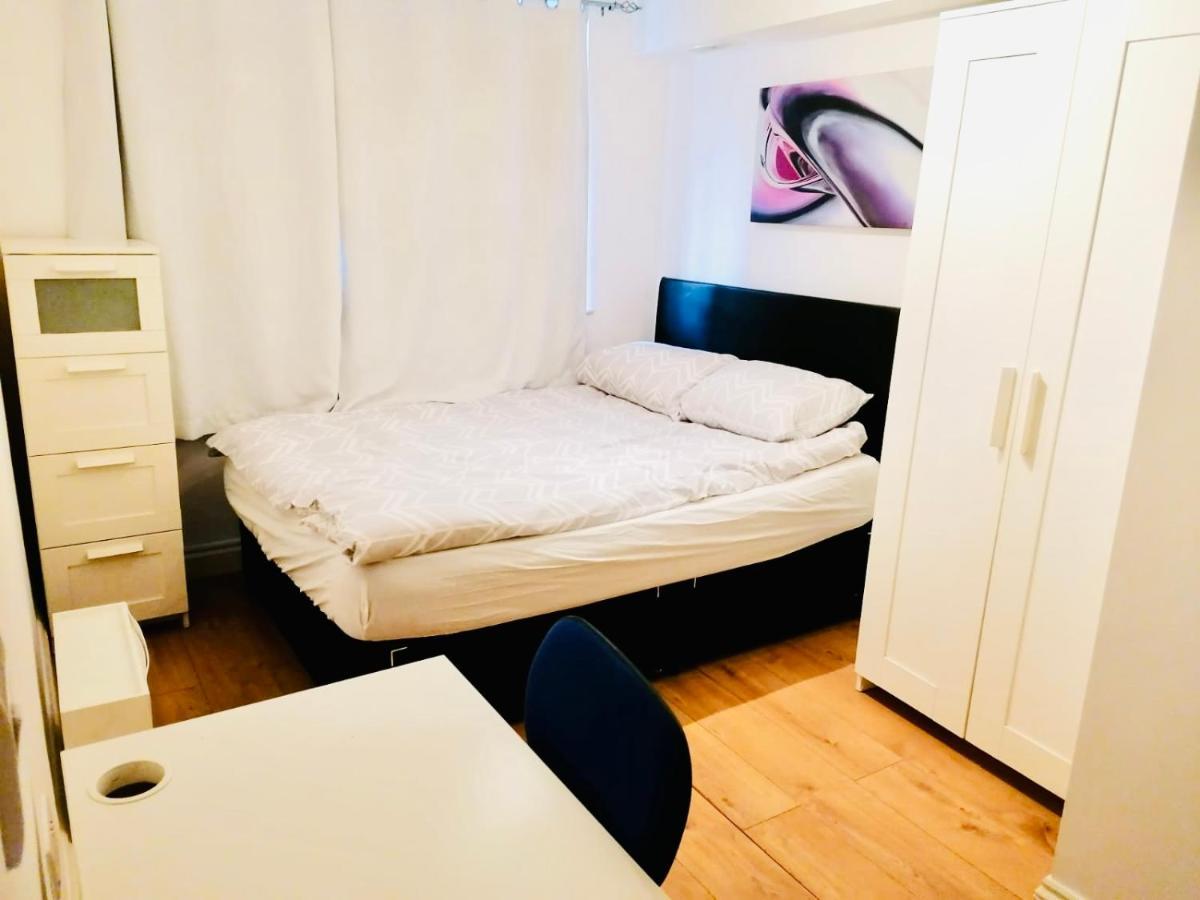 6 Bed House 3 Bathrooms Good Transport Links To London, Free Parking Екстериор снимка
