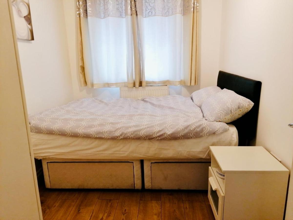 6 Bed House 3 Bathrooms Good Transport Links To London, Free Parking Екстериор снимка