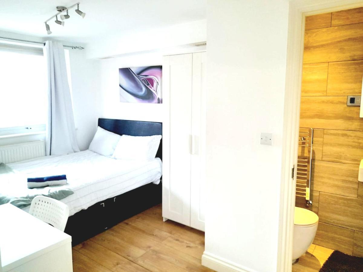 6 Bed House 3 Bathrooms Good Transport Links To London, Free Parking Екстериор снимка